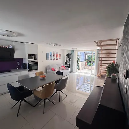 Maison De 4 A 5 Couchages Avec Piscine Et Jardinet *